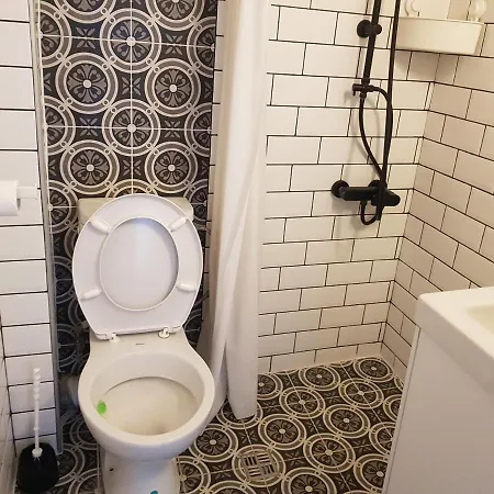 With Two Near The דירה אספרובלטה