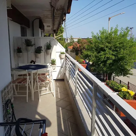 With Two Near The דירה