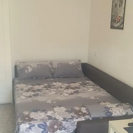 With Two Near The דירה אספרובלטה